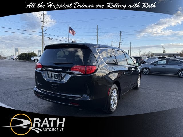 2022 Chrysler Voyager LX