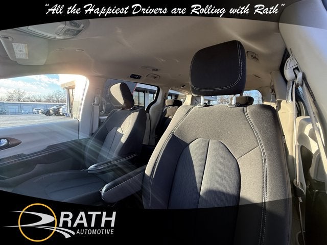 2022 Chrysler Voyager LX