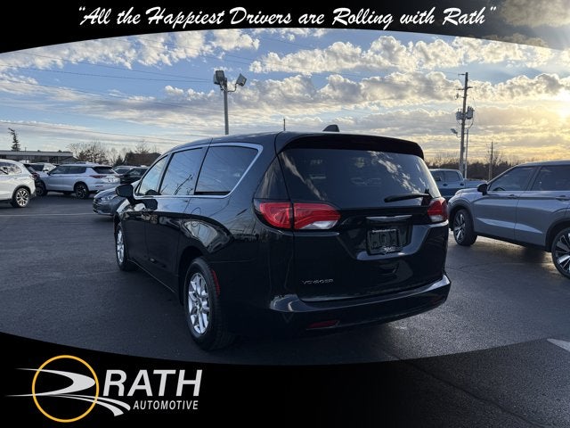 2022 Chrysler Voyager LX